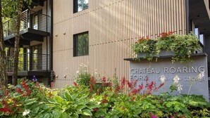 Un bâtiment moderne sur lequel on peut lire l’inscription : « CHÂTEAU ROARING FORK ».
