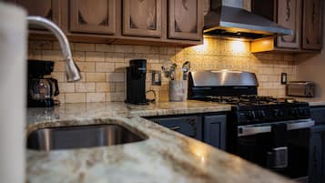 Coffee/tea maker, fridge, microwave, oven