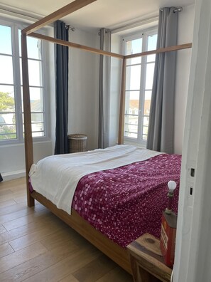 2 chambres, fer et planche à repasser, Wi-Fi gratuit, draps fournis