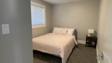 2 habitaciones, escritorio y tabla de planchar con plancha