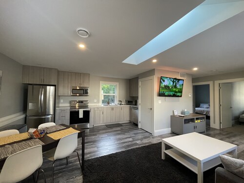 Private New & Modern Cottage Parkside in Saanich