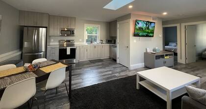 Private New & Modern Cottage Parkside in Saanich