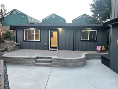 Private New & Modern Cottage Parkside in Saanich