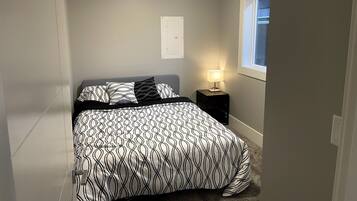 2 間睡房、書桌、熨斗/熨衫板、可攜式嬰兒床