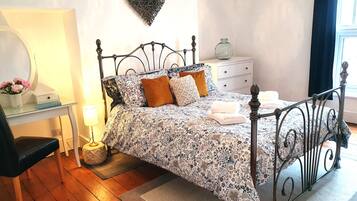 3 bedrooms, desk, iron/ironing board, WiFi