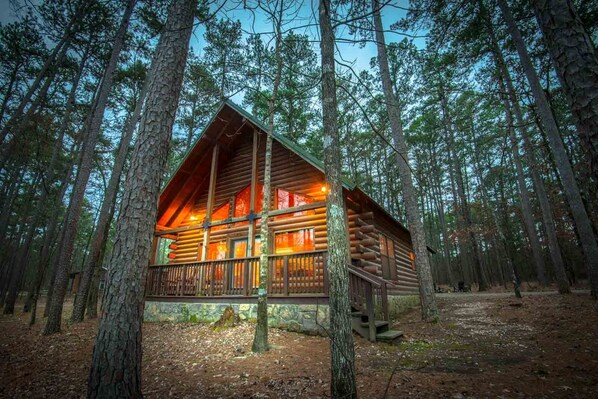 Exterior - Cozy Cabin Near Broken Bow Lake & The Hot Spots! Soak in the hot tub. (Broken Bow)