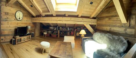 TV connectée, lecteur de DVD, livres, chaîne hi-fi