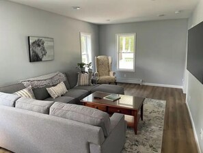 Smart-TV, Bücher, Stereoanlage