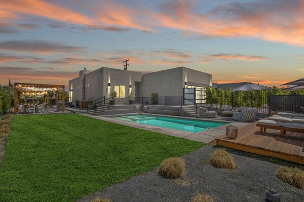 Außenpool, beheizter Pool, Liegestühle