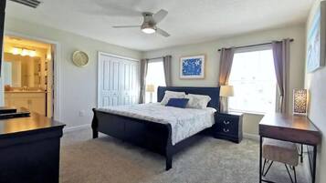 4 habitaciones, escritorio y tabla de planchar con plancha