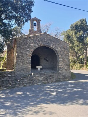 A stone building with a bell tower, arched entrance, and steps leading up to it. - New ! Enchanting Villa 4 bedrooms 4 bathrooms (La Garde-Freinet)