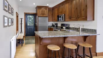 雪櫃、微波爐、焗爐、爐具