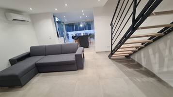 TV connectée, jeux vidéo, table de tennis de table, écrans d'ordinateur