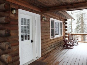 Exterior detail - Honeymoon Cabin with Jacuzzi Tub (Keene)