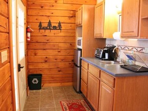Coffee/tea maker, fridge, microwave, stovetop - Honeymoon Cabin with Jacuzzi Tub (Keene)
