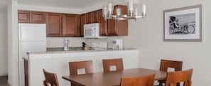 Fridge, microwave, oven, stovetop - Spring Break @ Daytona Beach, FL Resort–Sleeps 8! (Daytona Beach)