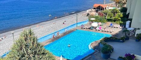Una piscina al aire libre