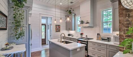 Fridge, microwave, stovetop, dishwasher