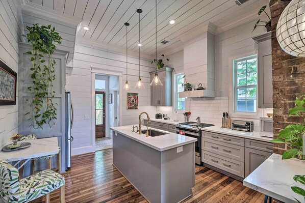 Kylskåp, mikrovågsugn, spishäll och diskmaskin