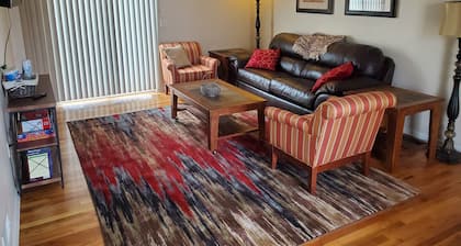 Cozy home short walk to Old Town Arvada, parks, dinning and shopping