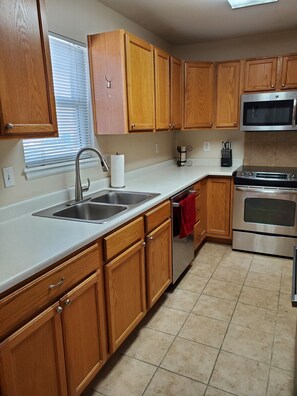 Fridge, microwave, oven, stovetop - Cozy home short walk to Old Town Arvada, parks, dinning and shopping (Arvada)