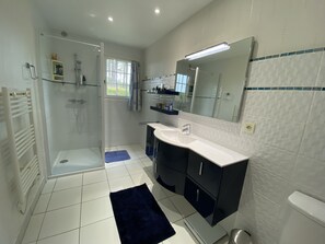 Douche, séchoir à cheveux, serviettes fournies, papier de toilette