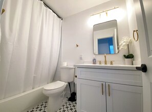 Bañera con ducha, secador de pelo