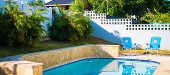 Ocean Breeze Villa Retreat - PRIVATE POOL / WALK TO BEACH / PET FRIENDLY 