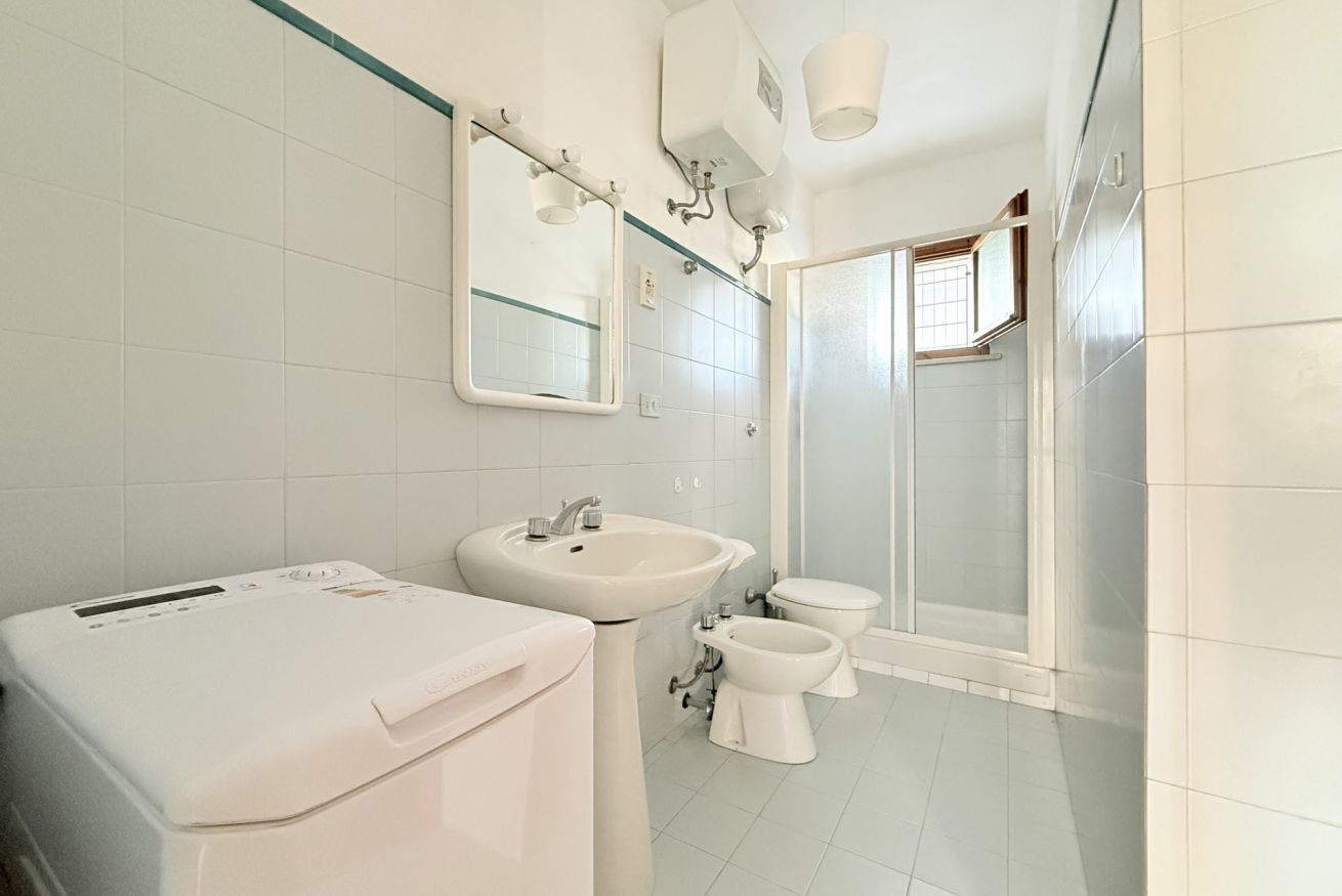 Shower, bidet, towels