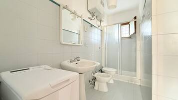 Shower, bidet, towels