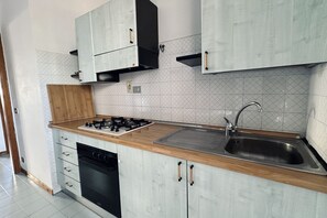 Fridge, oven - M135 - Marcelli, three room apartment with porch 150meters from the sea (Marcelli)