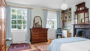 2 bedrooms, desk, iron/ironing board, WiFi