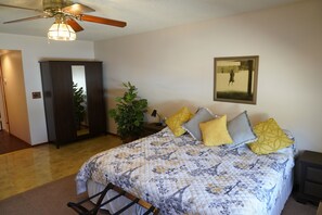 1 bedroom, desk, iron/ironing board, free WiFi - Spacious, private, bedroom and private 3/4bath... a simple bed and breakfast (Mesa)