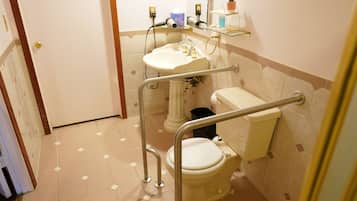 Een douche, een haardroger, handdoeken, zeep
