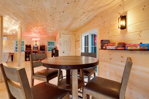 Dining - Family & Friends Retreat*Hot Tub*Game Room*King Beds*Firepit*Near Lakes*Sauna (Bridgton)