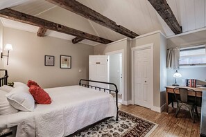 4 bedrooms, desk, iron/ironing board, travel cot - Family & Friends Retreat*Hot Tub*Game Room*King Beds*Firepit*Near Lakes*Sauna (Bridgton)