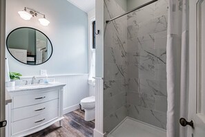 Combined shower/bathtub, hair dryer, towels - Family & Friends Retreat*Hot Tub*Game Room*King Beds*Firepit*Near Lakes*Sauna (Bridgton)