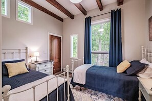 4 bedrooms, desk, iron/ironing board, travel cot - Family & Friends Retreat*Hot Tub*Game Room*King Beds*Firepit*Near Lakes*Sauna (Bridgton)
