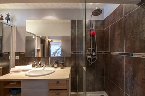 Douche, sèche-cheveux, serviettes fournies