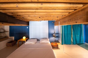 1 slaapkamer, een bureau, een strijkplank/strijkijzer, beddengoed