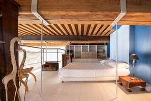 1 sovrum, skrivbord, strykjärn/strykbräda och sängkläder