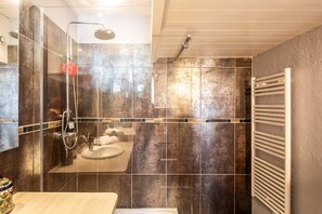 Een douche, een haardroger, handdoeken