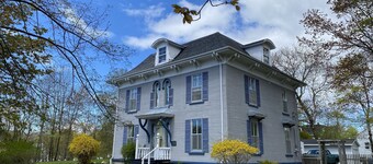 Updated Historic Georgian Home and Tea Room - centre of town plat!