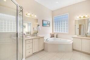 Combined shower/bathtub, jetted bath, hair dryer, towels