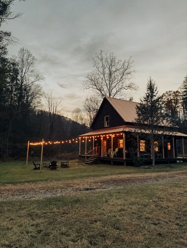 Simply sweet creekside cottage with loft