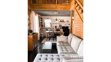 Smart TV, caminetto, libri