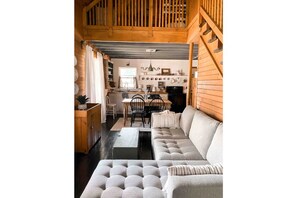 Smart TV, chimenea, libros