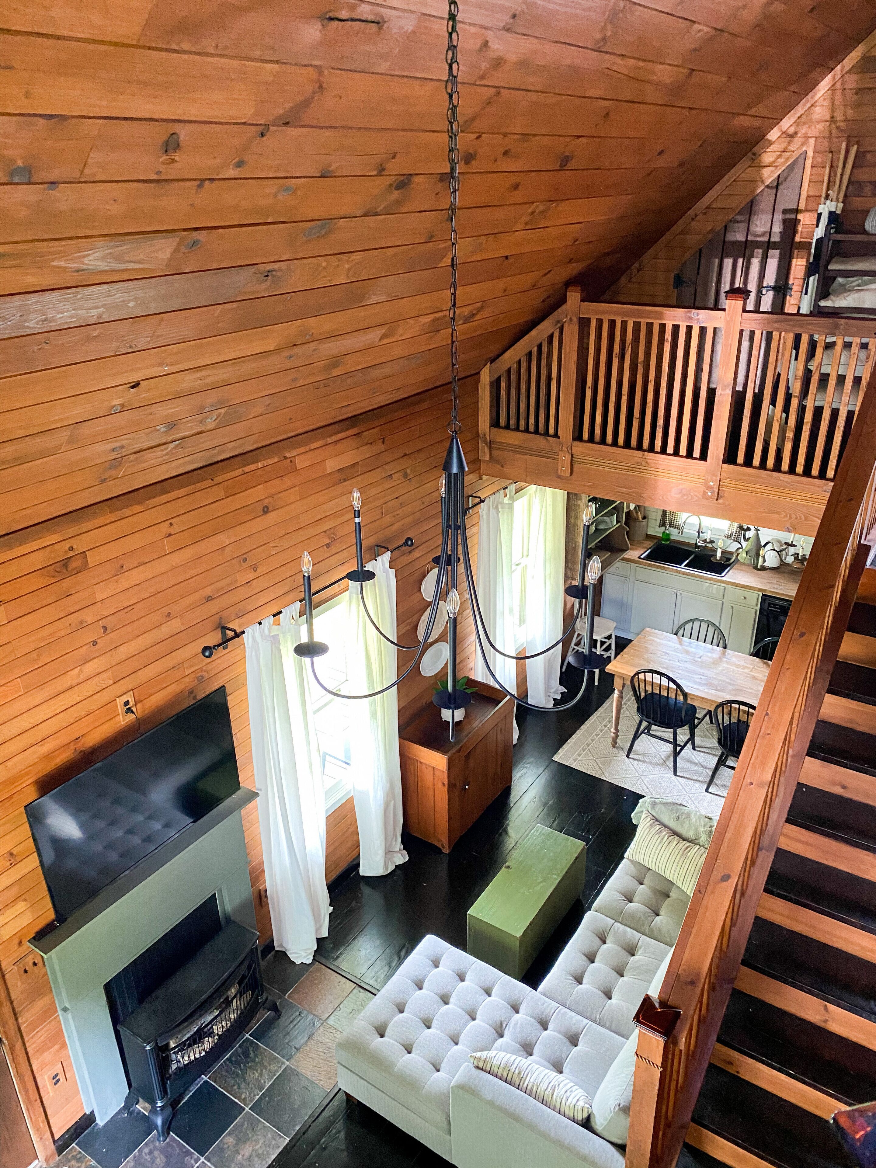 Una Smart TV, una chimenea, libros