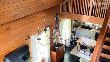 Televisor intel·ligent, llar de foc i llibres