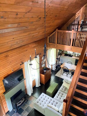 Una Smart TV, una chimenea, libros